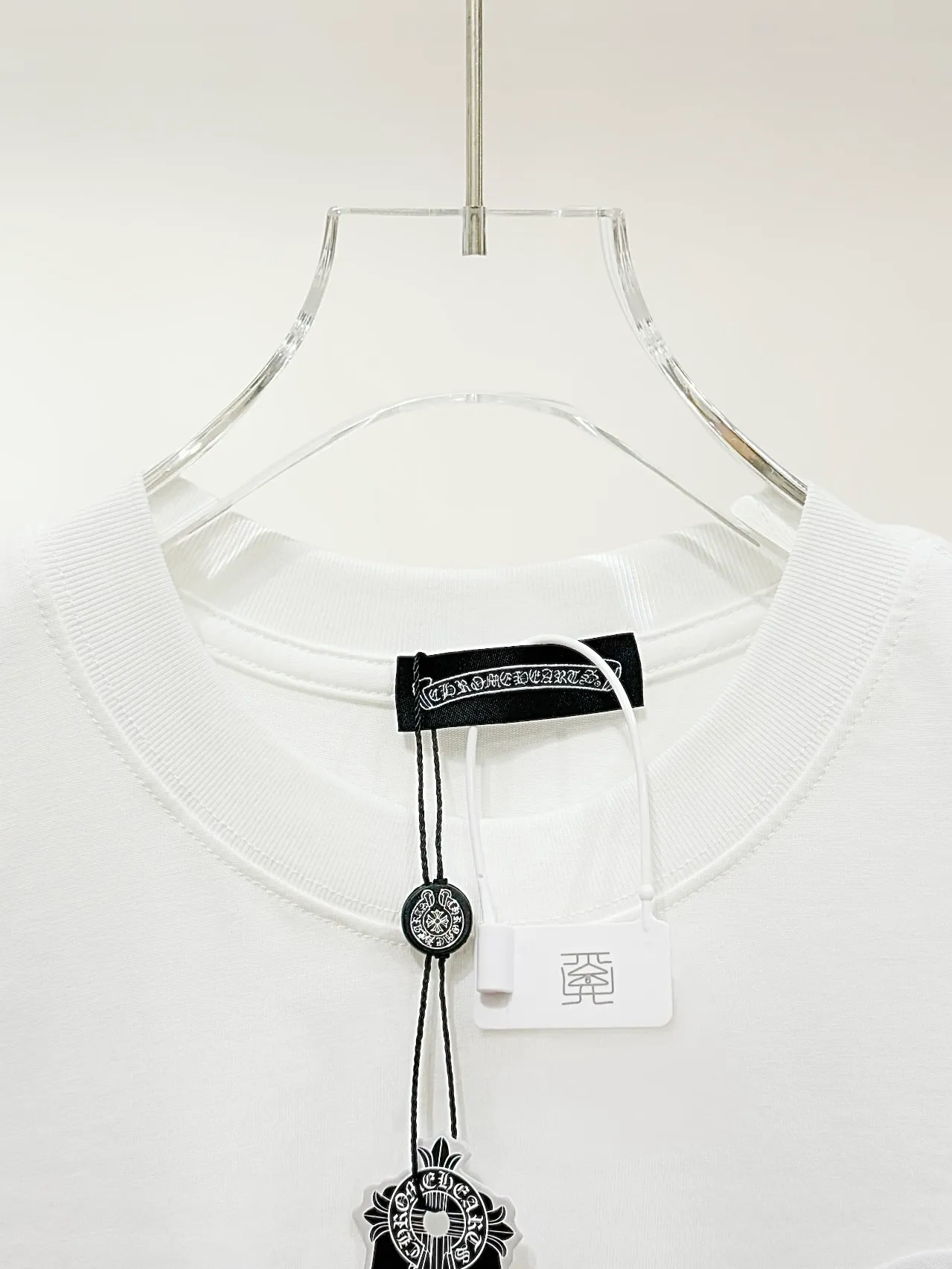 🅿️200 [High quality] Chrome hearts ss25 new first release latest short-sleeved round neck t-shirt, high-end customization, avant-garde and fashionable design! The front and rear panels of the brand logo are designed with heavy craftsmanship of burnt appliqué, ten rivets and one hundred thousand needle embroidery. High-end customized 280g fabric. Soft to the touch. Comfortable to wear. Exquisite stitching. Fine workmanship. The upper body effect is incomparably handsome! Same style for men and women, color: white, black size: S to xL